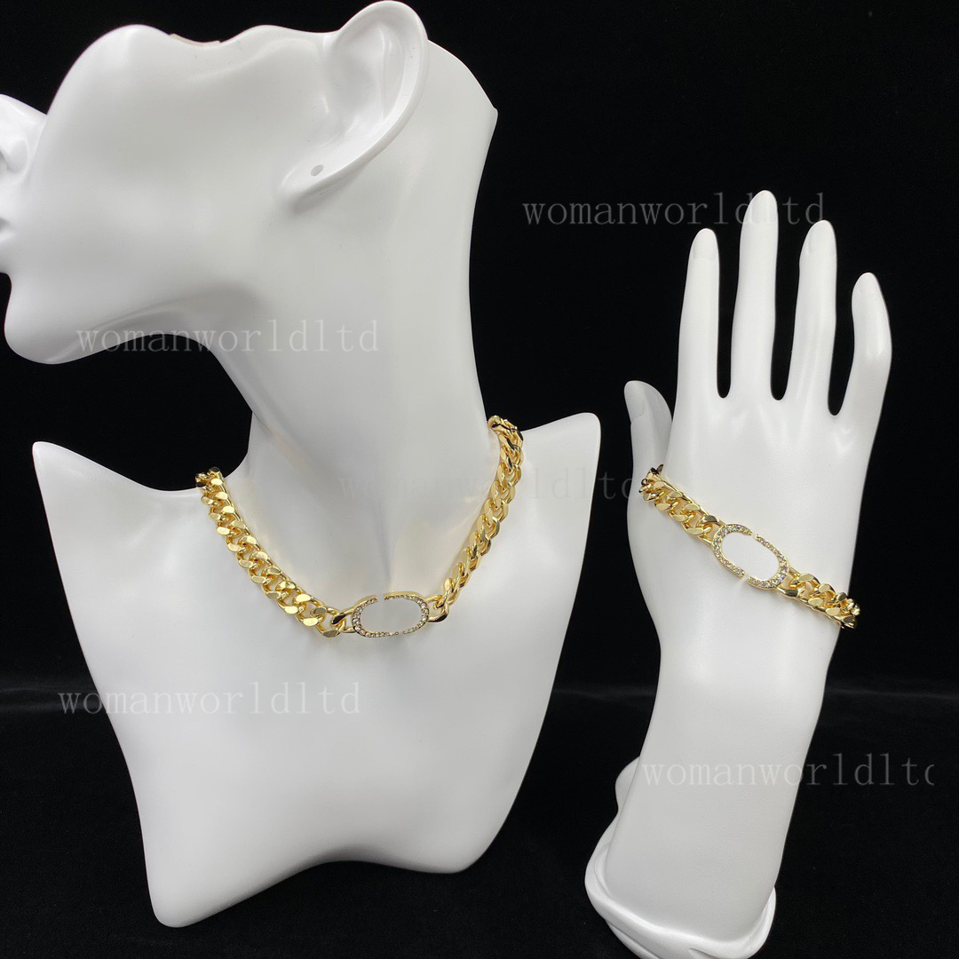 High Quality Brass Women Designer Earrings Necklace Simple Letter Pendant Punk Vintage Cuban Choker Necklaces Bracelet Luxury Jewelry Accessories
High Quality Brass Women Designer Earrings Necklace Simple Letter Pendant Punk Vintage Cuban Choker Necklaces Bracelet Luxury Jewelry Accessories