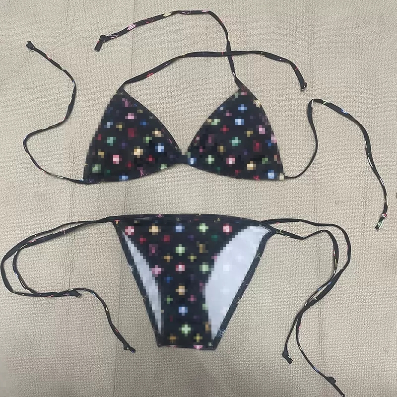 22SS Sexy trendy bikini black three-point floral print family split swimsuit womens Designer net red swimming suit 789
22SS Sexy trendy bikini black three-point floral print family split swimsuit womens Designer net red swimming suit 789