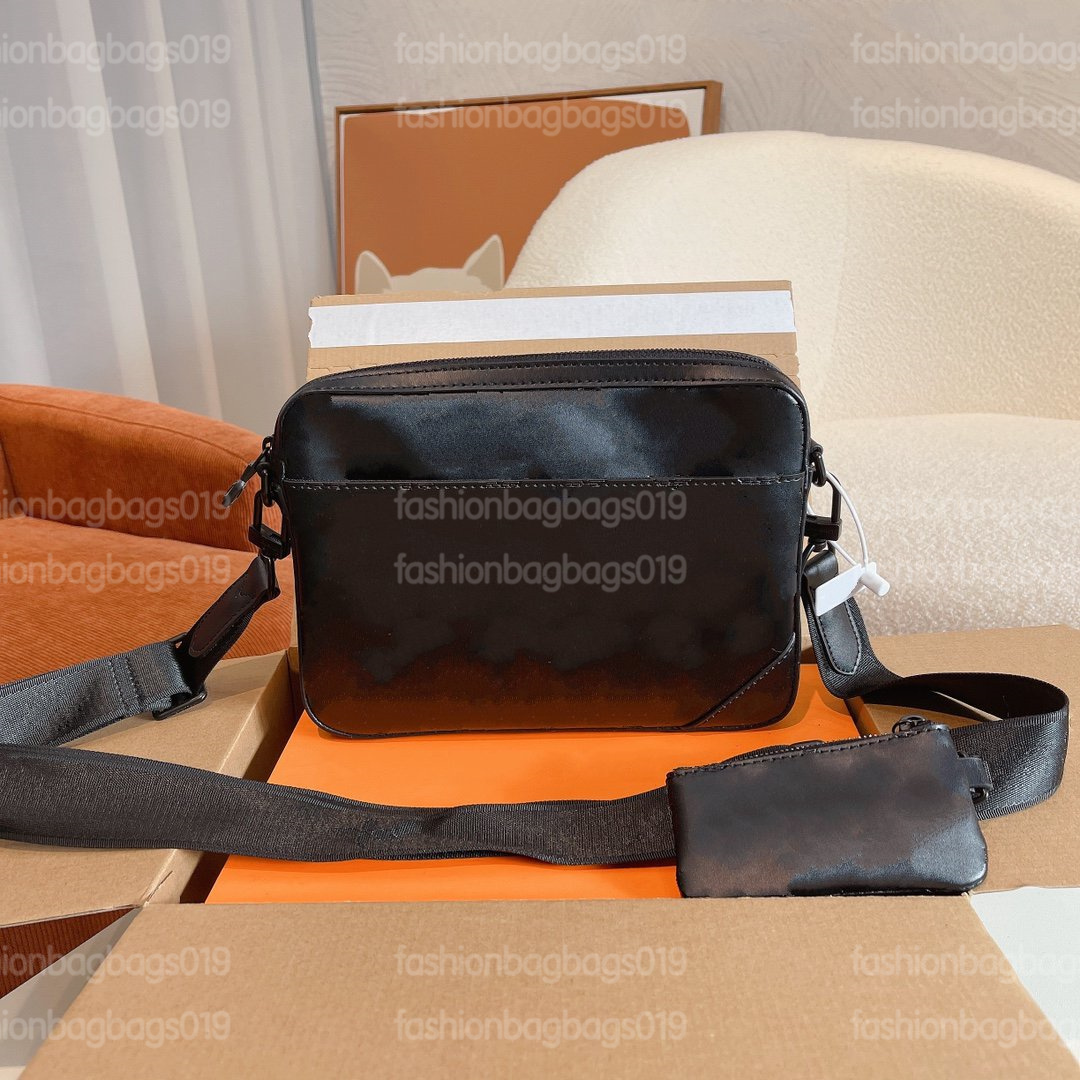 Pochette Trio Mens Messenger Bag 3 in 1 Embossed Monograms Leather Cross Body Underarm Coin Purse 3sets Detachable Luxurys Shoulder Bag
Pochette Trio Mens Messenger Bag 3 in 1 Embossed Monograms Leather Cross Body Underarm Coin Purse 3sets Detachable Luxurys Shoulder Bag