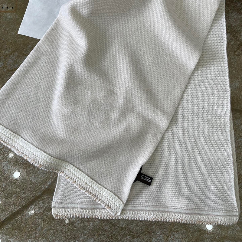 Top quality Cashmere Muffler Designer Scarf C brand Fashion luxury Winter scarves classic warm Wholesale Long knittedscarf knotted scarf scrunchie autumn
Top quality Cashmere Muffler Designer Scarf C brand Fashion luxury Winter scarves classic warm Wholesale Long knittedscarf knotted scarf scrunchie autumn