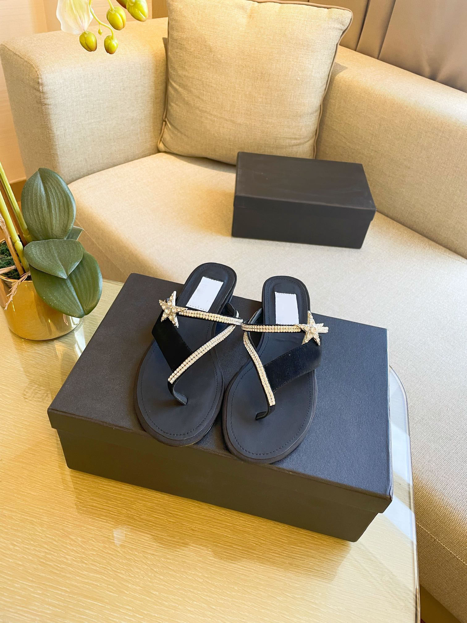 Designer Summer Women Mules Slipper Suede Calfskin Strass indoor Sandal luxury Fashion Beach Flat Flip Flops Non-Slip Shoes, Black
Designer Summer Women Mules Slipper Suede Calfskin Strass indoor Sandal luxury Fashion Beach Flat Flip Flops Non-Slip Shoes, Black