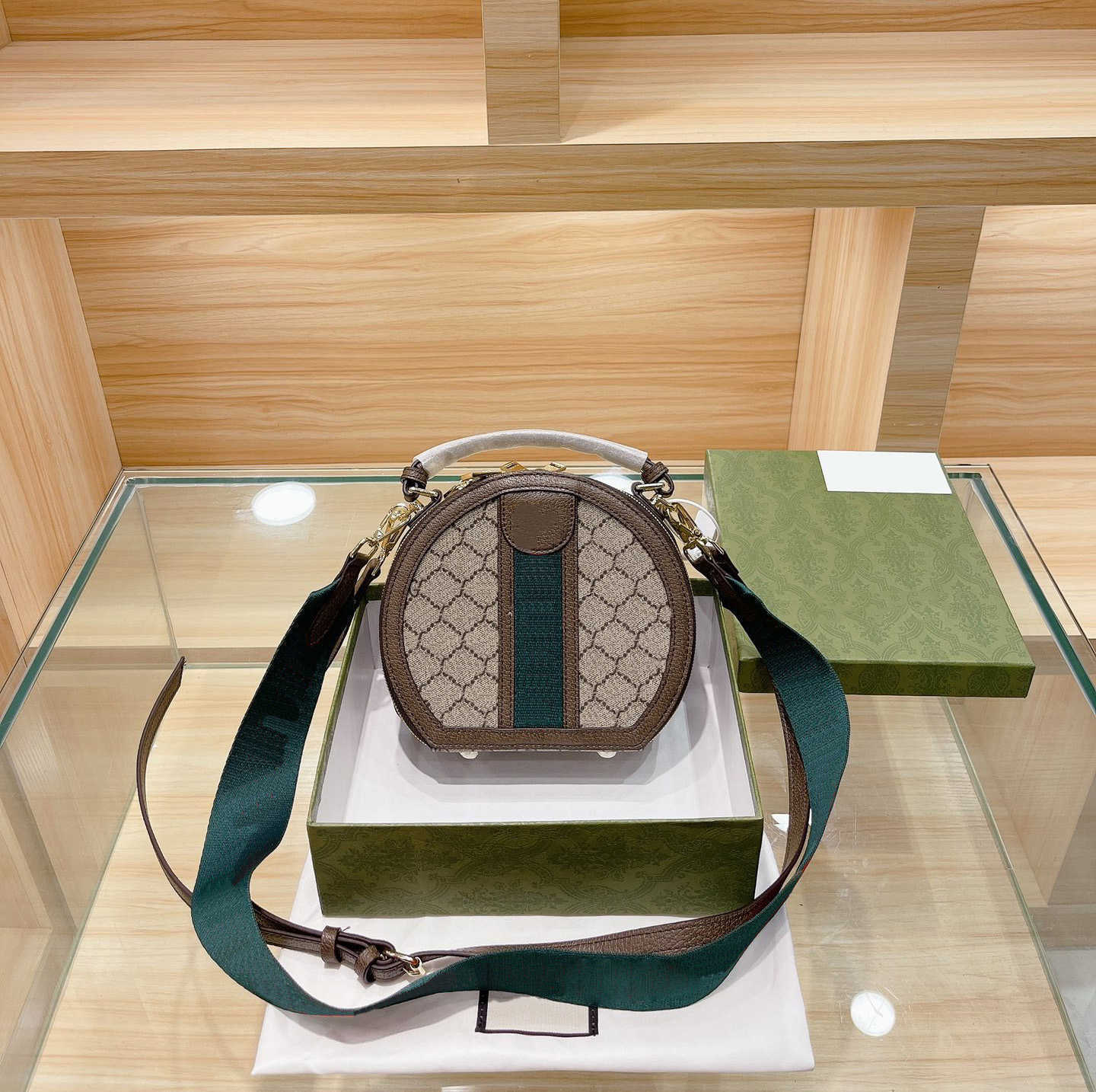 Luxurys Designers Bags Women Shoulder Bag Handbag Famous Brand High Quanlity Designed for Men and Womam Two Sizes To Choose, Style2
Luxurys Designers Bags Women Shoulder Bag Handbag Famous Brand High Quanlity Designed for Men and Womam Two Sizes To Choose, Style2