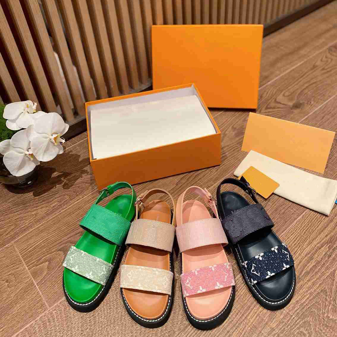Female new explosive PASEO FLAT COMFORT SANDAL product Roman leather canvas sandals high-quality shoes designer style 35-42
Female new explosive PASEO FLAT COMFORT SANDAL product Roman leather canvas sandals high-quality shoes designer style 35-42
