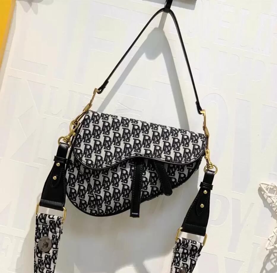 2022 Saddlebag High quality with Strap Purses Designer Bags Wallet magnetic Metal pendant Top Shoulder bags Women Crossbody Handbags
2022 Saddlebag High quality with Strap Purses Designer Bags Wallet magnetic Metal pendant Top Shoulder bags Women Crossbody Handbags