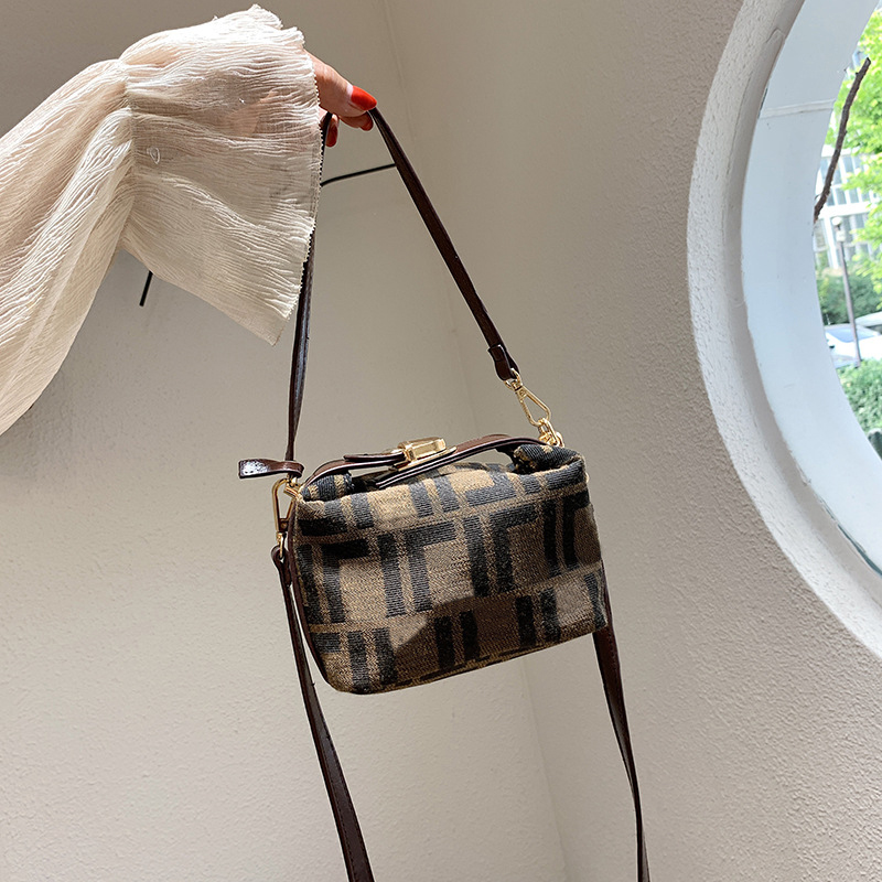 Mini Bucket Bag Top luxury Designer Crossbody Shoulder Bags Handbag women's fashion PU leather handbags handbag wholesale, Coffee
Mini Bucket Bag Top luxury Designer Crossbody Shoulder Bags Handbag women's fashion PU leather handbags handbag wholesale, Coffee