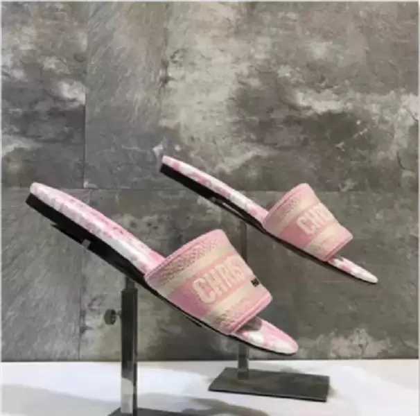 Sandals famous Women brand Beach slippers Classic Flat heel Summer Designer Fashion flops leather lady color Slides woman shoes Hotel Bath
Sandals famous Women brand Beach slippers Classic Flat heel Summer Designer Fashion flops leather lady color Slides woman shoes Hotel Bath
