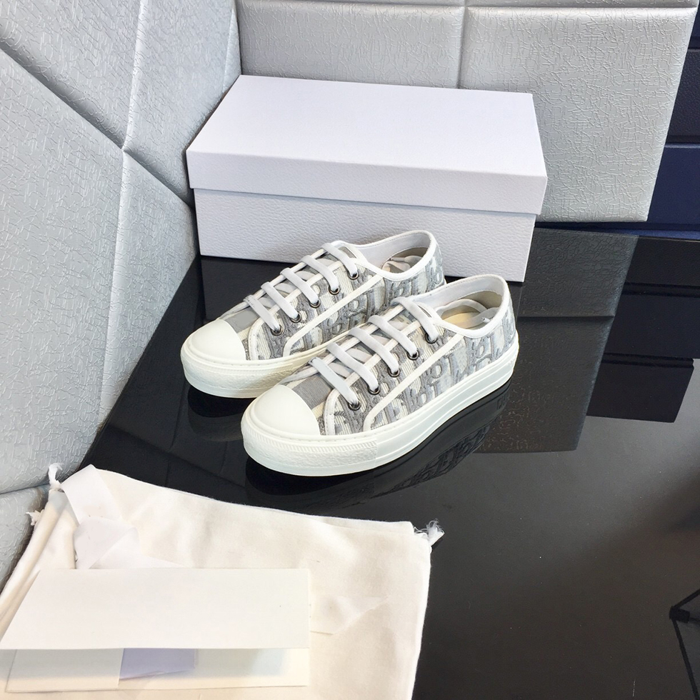 Women luxurys low top shoes Woman skate shoes Classic alphabet canvas Casual Shoe outdoor designers fashion Comfort sneakers size 35-42, Dark blue alphabet
Women luxurys low top shoes Woman skate shoes Classic alphabet canvas Casual Shoe outdoor designers fashion Comfort sneakers size 35-42, Dark blue alphabet