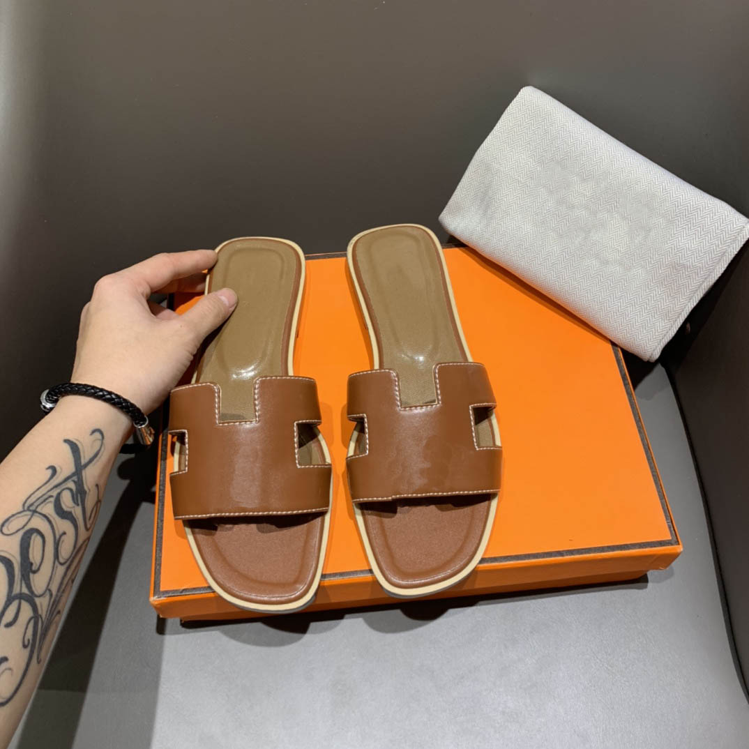 Designer Ladies Beach flat Flip Flops Top Quality Chypre sexy Women Leather classic oran luxury sandalias Men Summer fashion Slippers with Box 7G2G
Designer Ladies Beach flat Flip Flops Top Quality Chypre sexy Women Leather classic oran luxury sandalias Men Summer fashion Slippers with Box 7G2G
