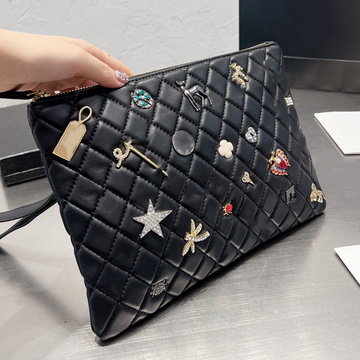 30x20CM Womens Badge Diamonds Coins Clutch Bags Designer Love Quilted Lambskin Sequined Rhinestone Classic Diamond Check Hardware Zipper Large Capacity Wallet, Box
30x20CM Womens Badge Diamonds Coins Clutch Bags Designer Love Quilted Lambskin Sequined Rhinestone Classic Diamond Check Hardware Zipper Large Capacity Wallet, Box