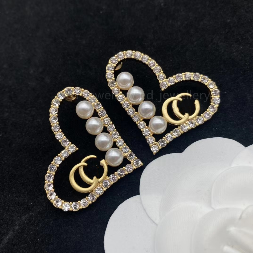 Luxury Designer high quality hoop brand pearl heart gold letter Earrings women's party wedding couple gift jewelry 925 silver Alex ani
Luxury Designer high quality hoop brand pearl heart gold letter Earrings women's party wedding couple gift jewelry 925 silver Alex ani
