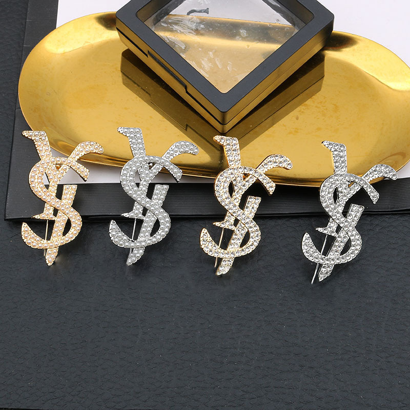 Famous Design Brand Luxurys Desinger Brooch Women Crystal Rhinestone Pearl Letter Brooches Suit Pin Fashion Jewelry Clothing Decoration High Quality Accessories
Famous Design Brand Luxurys Desinger Brooch Women Crystal Rhinestone Pearl Letter Brooches Suit Pin Fashion Jewelry Clothing Decoration High Quality Accessories