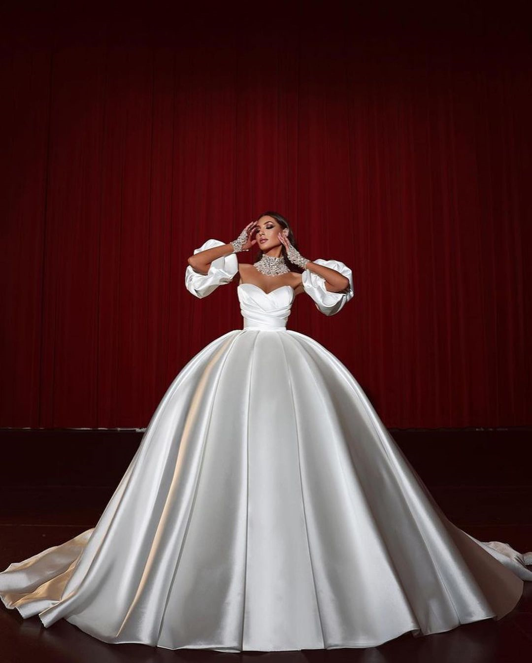 Fancy White Wedding Dress Sweetheart Strapless Bridal Gowns Puffy Sleeves Lace Appliques Chapel Train Robe de mariee