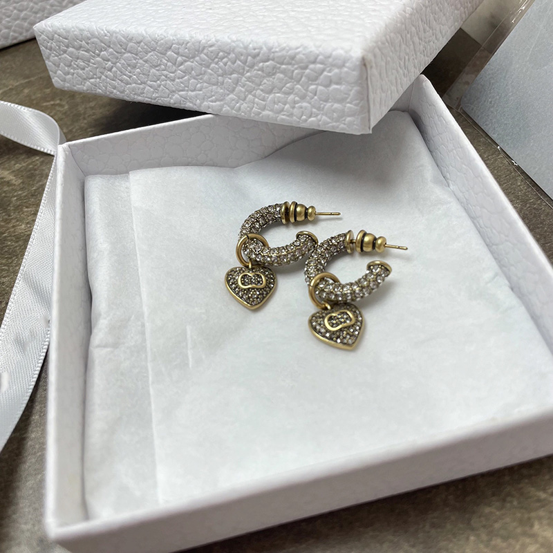 High Quality Earring For Women Designer Jewelry Luxury Love Earrings Hoops Classic Diamond Ear Stud Woman Accessories With Box 2204138WU
High Quality Earring For Women Designer Jewelry Luxury Love Earrings Hoops Classic Diamond Ear Stud Woman Accessories With Box 2204138WU