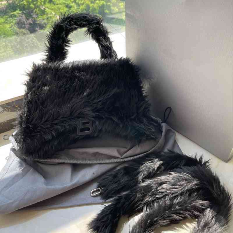 Balenciga Italy Bag Winter Autumn Designer Handbags Female 2022 Fashion Plush Hourglasss B-word Pink Portable Single Shoulder
Balenciga Italy Bag Winter Autumn Designer Handbags Female 2022 Fashion Plush Hourglasss B-word Pink Portable Single Shoulder