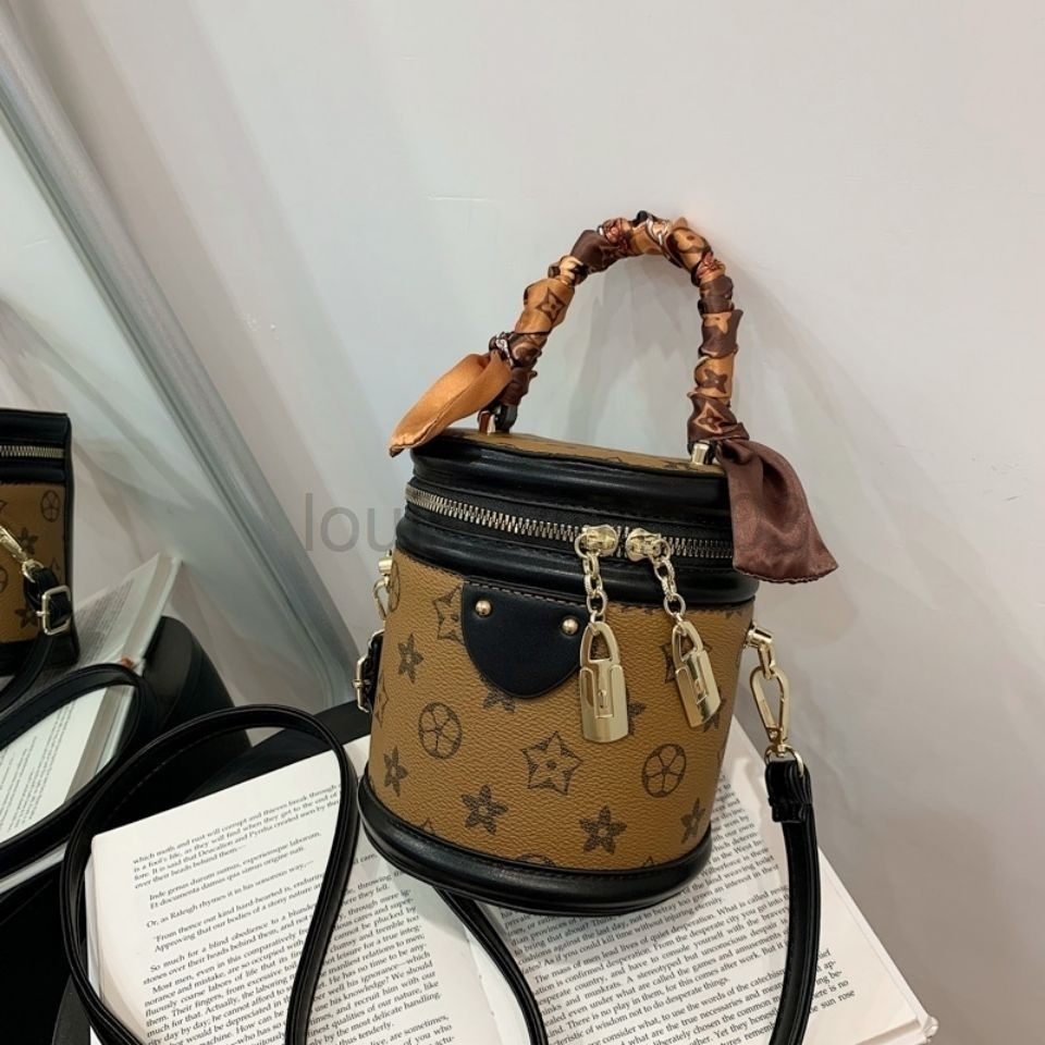 Designer L Vs Messenger Bag Man Woman Large Capacity Portable Vintage Pu Bucket Bag New Old Flower Printed Simple Women's Lvp Bag L5.5in W5.5in H6.2in, 1111
Designer L Vs Messenger Bag Man Woman Large Capacity Portable Vintage Pu Bucket Bag New Old Flower Printed Simple Women's Lvp Bag L5.5in W5.5in H6.2in, 1111