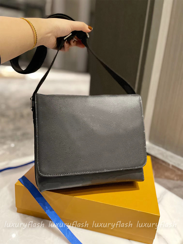 Mens Designer Crossbody Bags Messenger Bag Medium Leather Outdoor Magnetic Closure High Quality Man Fashion Business Pouch Shoulder Handbag