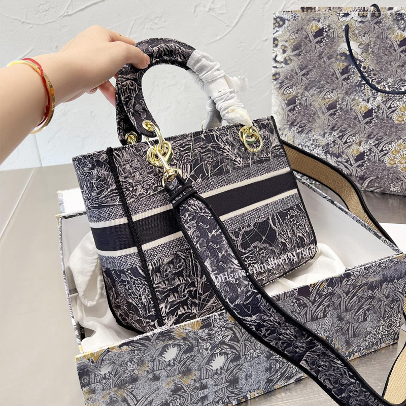 Cute 2022 Embroidery Ladies Bags TOP Designer Luxury Handbags Color Shoulder Bag Cross Body Women Totes Crossbody Clutch Fashion Handbag Chain Canvas letter, Package
Cute 2022 Embroidery Ladies Bags TOP Designer Luxury Handbags Color Shoulder Bag Cross Body Women Totes Crossbody Clutch Fashion Handbag Chain Canvas letter, Package