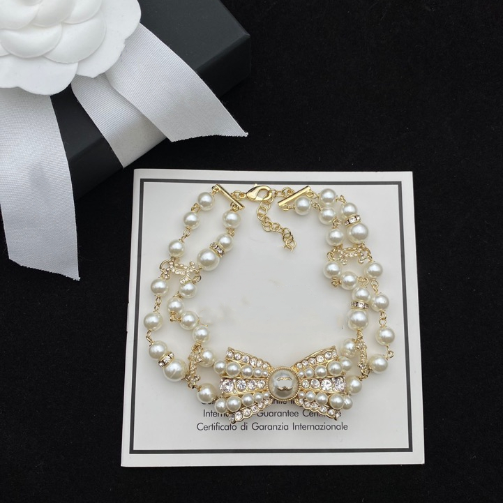 New Fashion Pendant Necklace Luxury Designer Pearl Diamond Letter Inlay High Quality Metal Gold Plated Lightweight Jewelry Simple Trendy Cord Neck Decoration
New Fashion Pendant Necklace Luxury Designer Pearl Diamond Letter Inlay High Quality Metal Gold Plated Lightweight Jewelry Simple Trendy Cord Neck Decoration