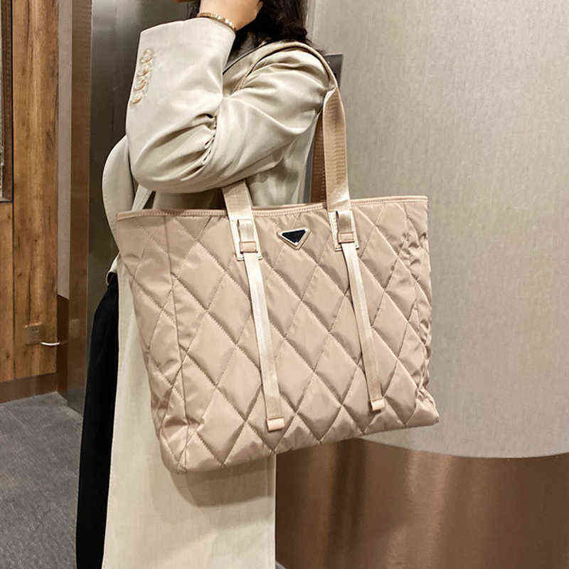 Brand Designer Women's Tote Bags 2020 Autumn Winter New Lady Shoulder Bag High Quality Nylon Handbags Large Capacity Shopper Bag Y220409, Black
Brand Designer Women's Tote Bags 2020 Autumn Winter New Lady Shoulder Bag High Quality Nylon Handbags Large Capacity Shopper Bag Y220409, Black