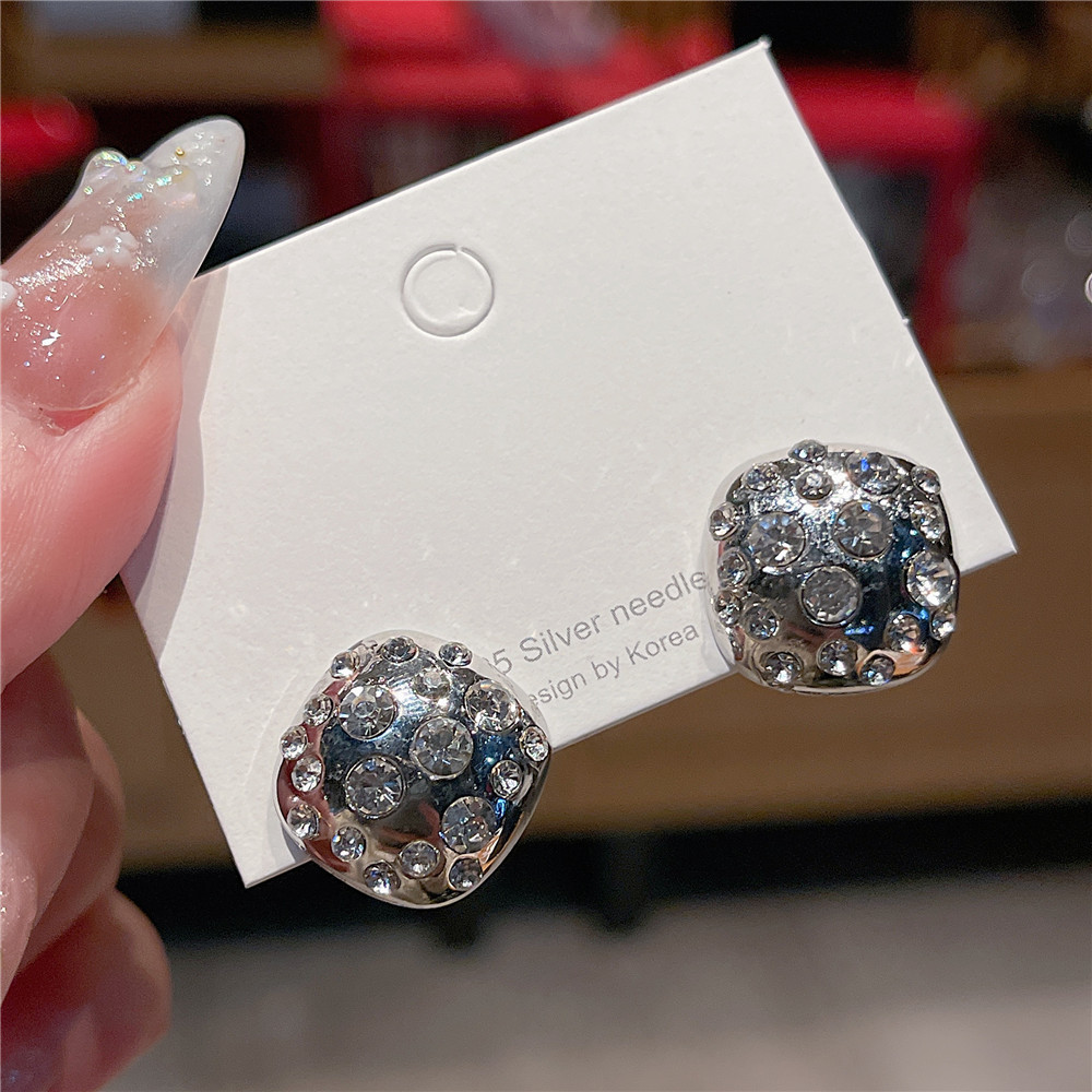 Earrings S925 Silver Needle Metallic Punk Style Diamond Studded Earrings Cool Square Temperament
Earrings S925 Silver Needle Metallic Punk Style Diamond Studded Earrings Cool Square Temperament