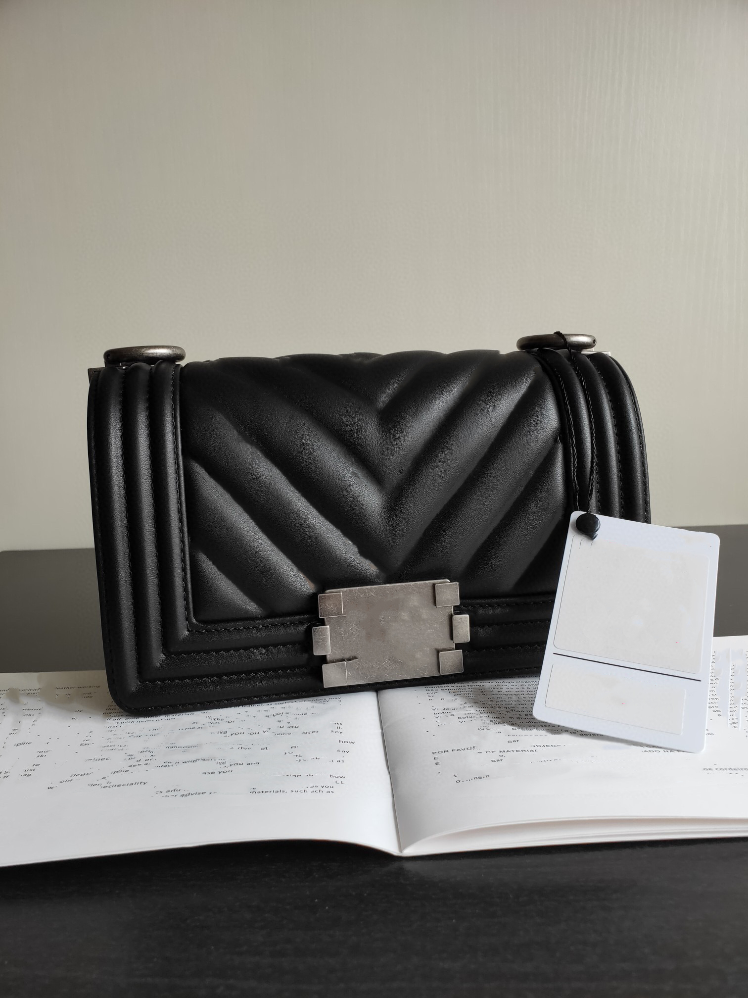 7A Top class bag Luxury Lady lid rich hot mom chain bag imported sheepskin high quality V retro hardware 20cm 25cm, Black sheepskin gold chain
7A Top class bag Luxury Lady lid rich hot mom chain bag imported sheepskin high quality V retro hardware 20cm 25cm, Black sheepskin gold chain
