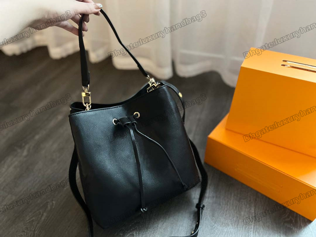 Neonoe MM Bucket Bag M45497 NEONOE Monograms Embossed Leather Cross Body Women Luxurys Designer Neo Noe 2PC Drawstring Bags With Purse Wallet Black / Beige
Neonoe MM Bucket Bag M45497 NEONOE Monograms Embossed Leather Cross Body Women Luxurys Designer Neo Noe 2PC Drawstring Bags With Purse Wallet Black / Beige