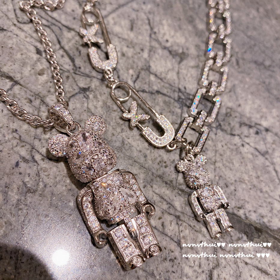 Gun black group inlaid ladder zirconium bear Cuban necklace 18K gold plated full diamond bear clavicle chain autumn and winter sweater chain women
Gun black group inlaid ladder zirconium bear Cuban necklace 18K gold plated full diamond bear clavicle chain autumn and winter sweater chain women