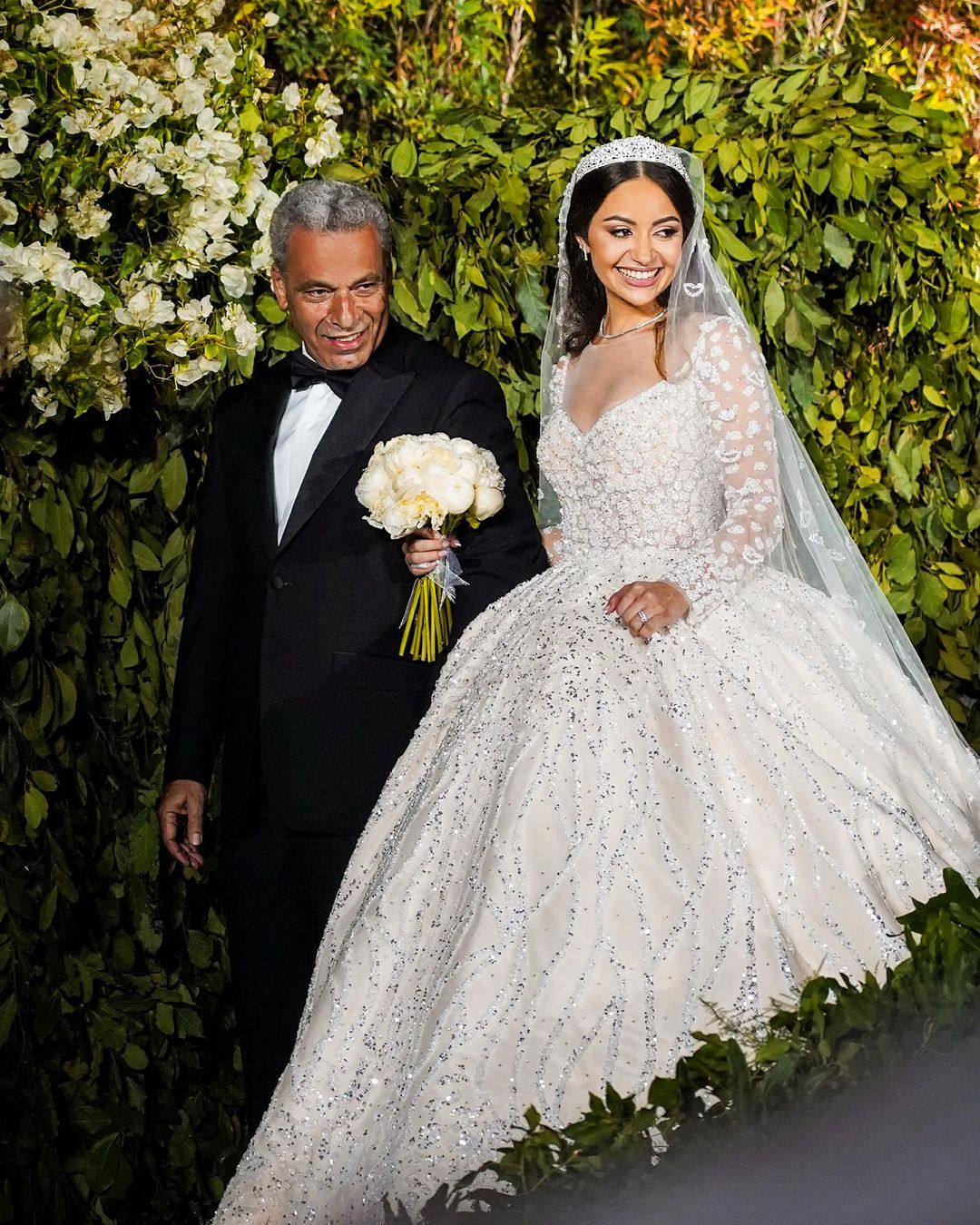 Princess Ball Gown Wedding Dresses 2022 V Neck Long Sleeves Vestido Casamento Sequins Appliqus Beaded Bride Gowns