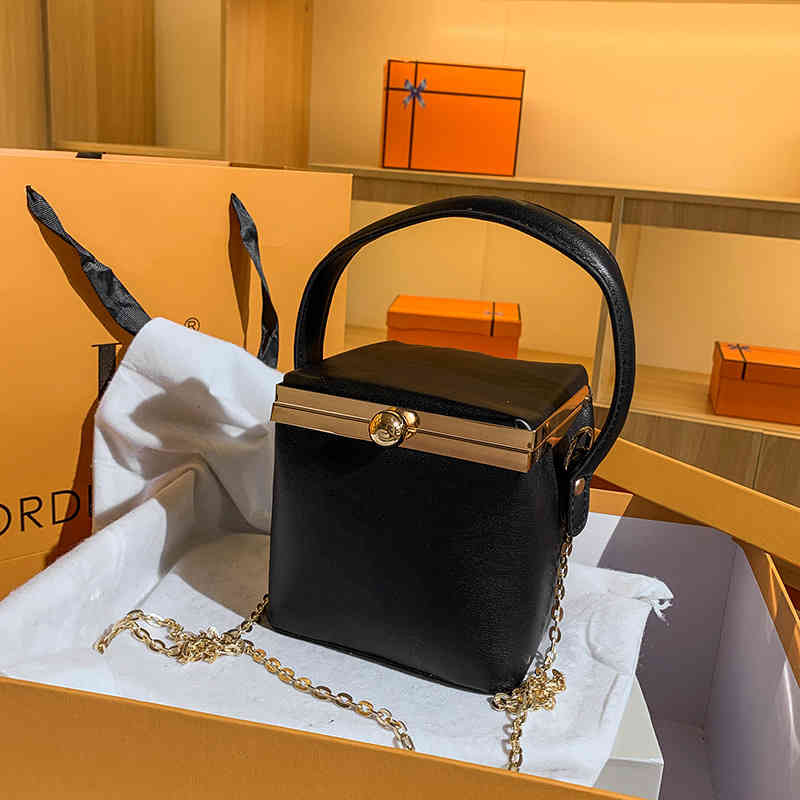 Sugar box bag handbag autumn winter new acrylic square shoulder bag chain messenger bag, Black
Sugar box bag handbag autumn winter new acrylic square shoulder bag chain messenger bag, Black