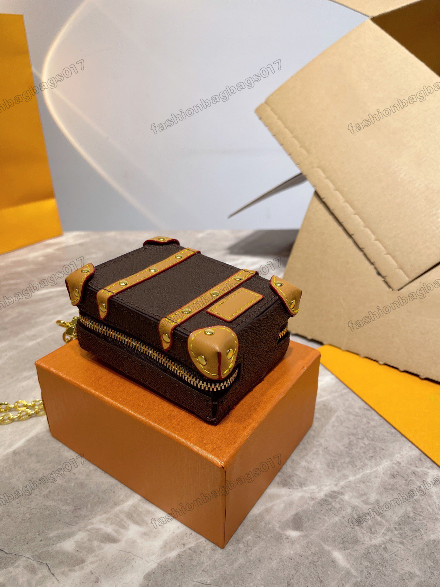 Mini Nano Suitcase Pendant Small Bag Soft Trunk Clutch Box Designers Luxurys Chain Cross Body Wallet Purse Monograms Handbag
Mini Nano Suitcase Pendant Small Bag Soft Trunk Clutch Box Designers Luxurys Chain Cross Body Wallet Purse Monograms Handbag