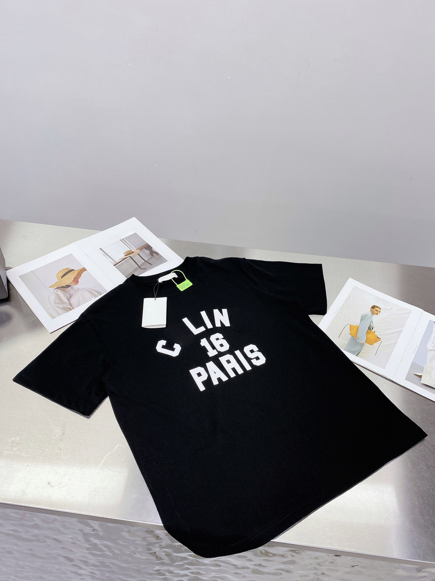 22SS Designer Letter Printed T Shirts Tee Sweatshirt Fashion High Street Short Sleeves Summer Casual T-Shirt Breathable Men Women Crew Neck Tees Dresses for Wo 6-021, Black
22SS Designer Letter Printed T Shirts Tee Sweatshirt Fashion High Street Short Sleeves Summer Casual T-Shirt Breathable Men Women Crew Neck Tees Dresses for Wo 6-021, Black