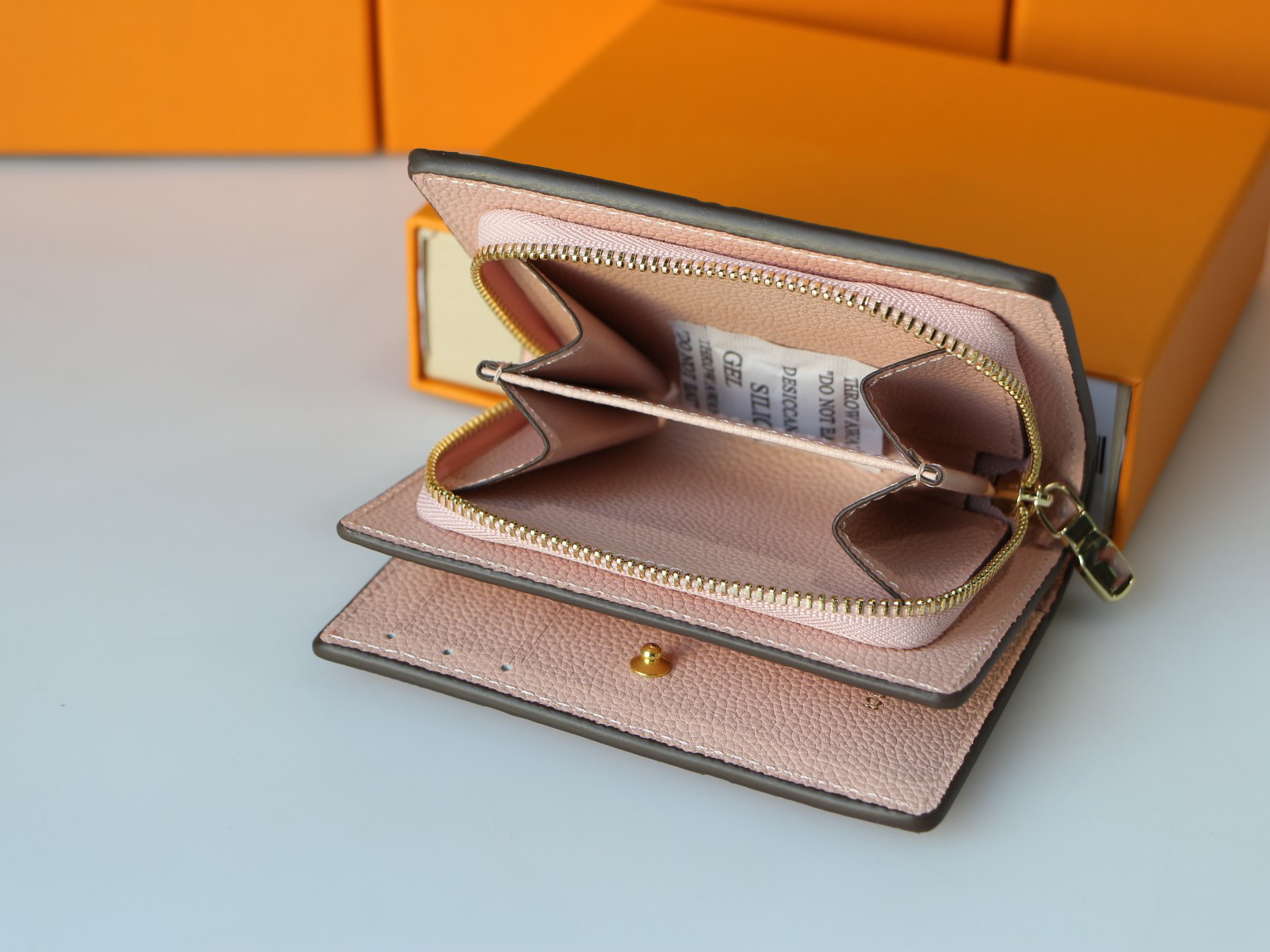 Fashion top quality men and women Wallet Card Leather Designer famous brand lShort payment European and American style matching box size 10-19cm
Fashion top quality men and women Wallet Card Leather Designer famous brand lShort payment European and American style matching box size 10-19cm