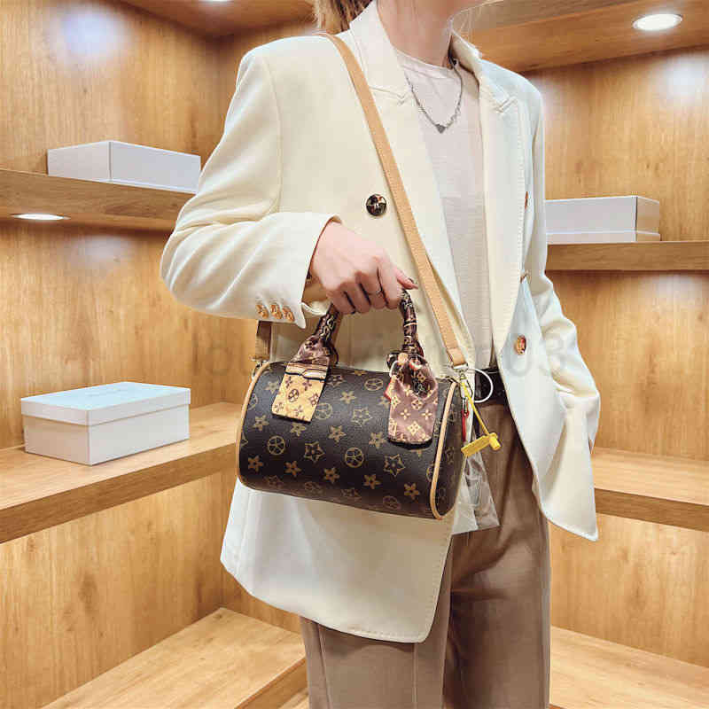 Designer Cc Even Bag Woman Female New Portable High Sense Old Flower Boston Barrel Bag Retro Single Shoulder Messenger Bag, Picture color
Designer Cc Even Bag Woman Female New Portable High Sense Old Flower Boston Barrel Bag Retro Single Shoulder Messenger Bag, Picture color