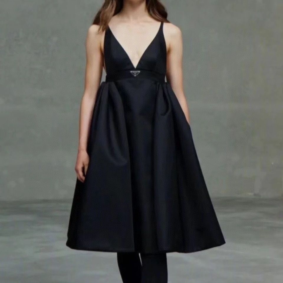 Women's dress casual skirt triangle autumn and winter new dress black backless temperament V collar halter belt women
Women's dress casual skirt triangle autumn and winter new dress black backless temperament V collar halter belt women