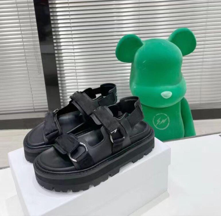 Woman Luxury designer Sandals Summer Plain Black Velcro dad Sandals Casual Style Indoor & Outdoor Wearable slides 35-40
Woman Luxury designer Sandals Summer Plain Black Velcro dad Sandals Casual Style Indoor & Outdoor Wearable slides 35-40
