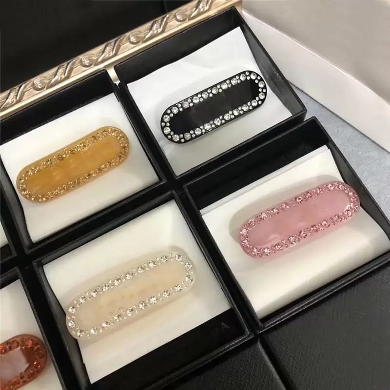 2022 Shiny Diamond Letter Hairpin Designer Hairpin Edge Clip Crystal Rhinestone Barrettes Fashion Clip Woman Hair Accessories
2022 Shiny Diamond Letter Hairpin Designer Hairpin Edge Clip Crystal Rhinestone Barrettes Fashion Clip Woman Hair Accessories