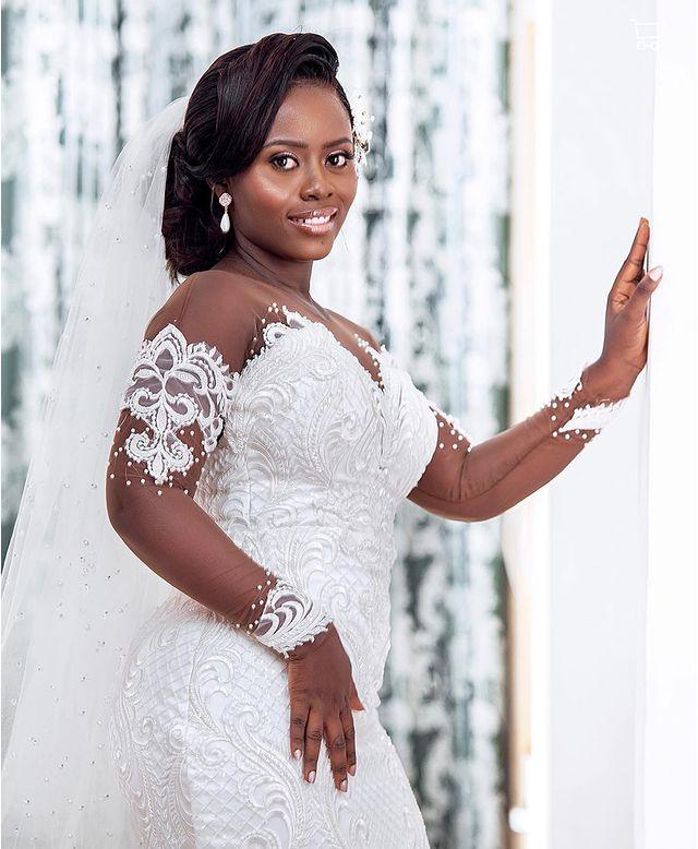 2022 Sexy Arabic Aso Ebi Mermaid Wedding Gowns Bridal Gowns Sheer Illusion Neck Lace Appliques Crystal Beaded Long Sleeves Plus Size Vintage