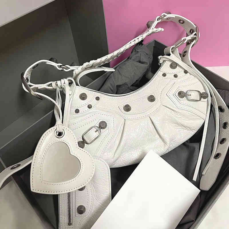 Le cagole wrinkled crescent bag three in one rivet bag Single Shoulder Messenger high sense leisure leather motorcycle bag, Pink
Le cagole wrinkled crescent bag three in one rivet bag Single Shoulder Messenger high sense leisure leather motorcycle bag, Pink