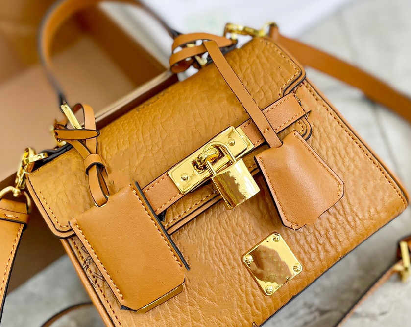 Fashion designer brand one shoulder handbag gold lock design Mini Bag high quality women's Messenger Bag Fashions Retro, Make up thedifference
Fashion designer brand one shoulder handbag gold lock design Mini Bag high quality women's Messenger Bag Fashions Retro, Make up thedifference