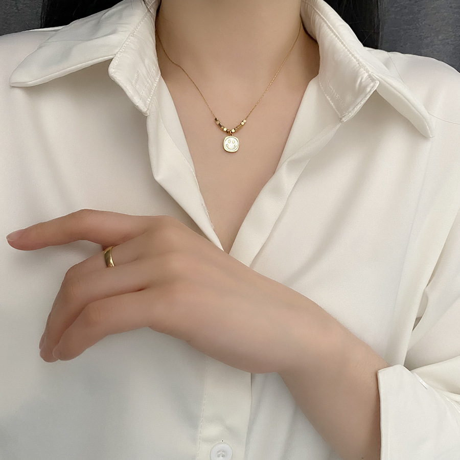 Fashion White Shell Smile Pendant Necklace for Women Gift