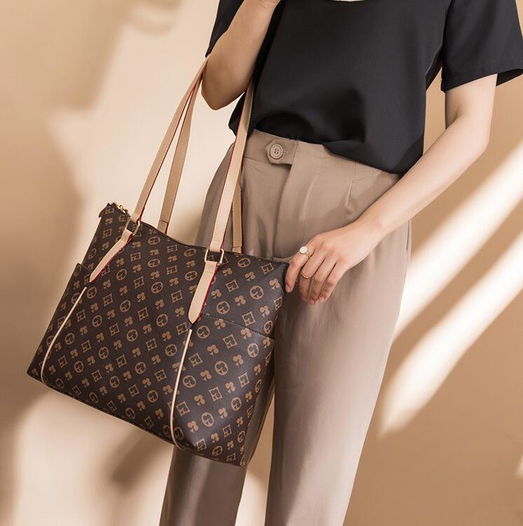 Wholesale ladies leathers shoulder bags horizontal large-capacity printed Tote bag elegant atmosphere contrast leather handbags Joker beige plaid handbag, Beige-95
Wholesale ladies leathers shoulder bags horizontal large-capacity printed Tote bag elegant atmosphere contrast leather handbags Joker beige plaid handbag, Beige-95