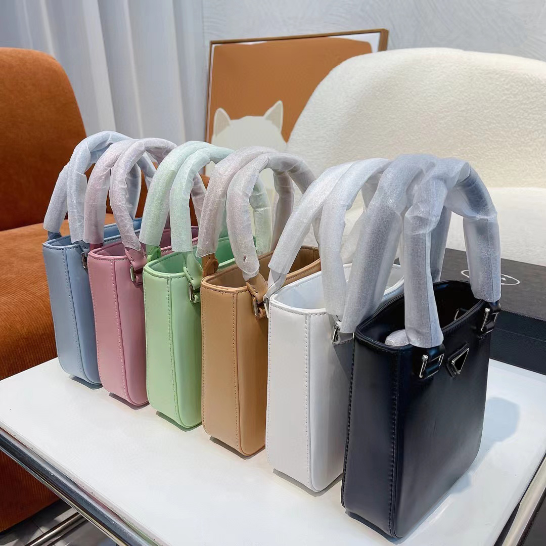 18cm*16cm Luxury Designers Shoulder Bags Totes Classic Style Fashion Cross Body Women men Handbag High Quality Handbags Messenger Bag HQC10516, White
18cm*16cm Luxury Designers Shoulder Bags Totes Classic Style Fashion Cross Body Women men Handbag High Quality Handbags Messenger Bag HQC10516, White