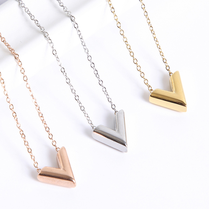Designer Titanium Steel V Letter Pendant Necklace Female Simple Rose Gold Chain Pendants Women Fashion Jewelry Accessories