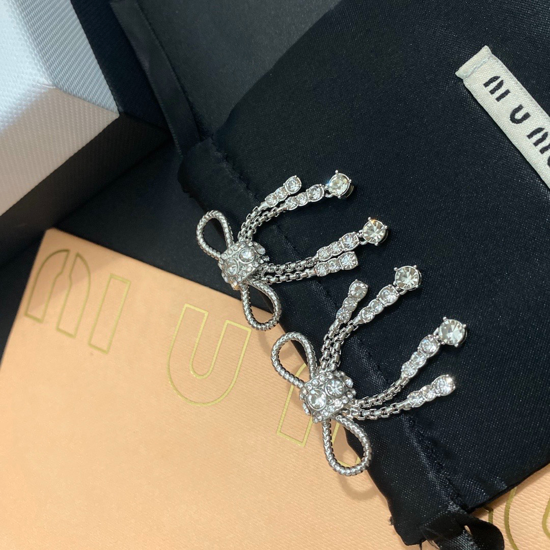 Designer Branded M-Letters Earrings Ear Stud Designer Earrings Brand 925 Silver Plated Copper Crystal Earrings Jewelry Gift Womens Wedding Jewellery A838
Designer Branded M-Letters Earrings Ear Stud Designer Earrings Brand 925 Silver Plated Copper Crystal Earrings Jewelry Gift Womens Wedding Jewellery A838