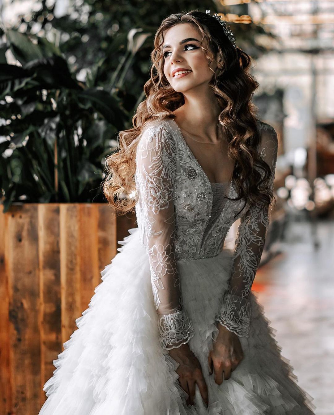 Deep V Neck Fancy Wedding Dress Tiered Ruffles Backless Bridal Gowns Lace Appliques Long Sleeves Robe de mariee