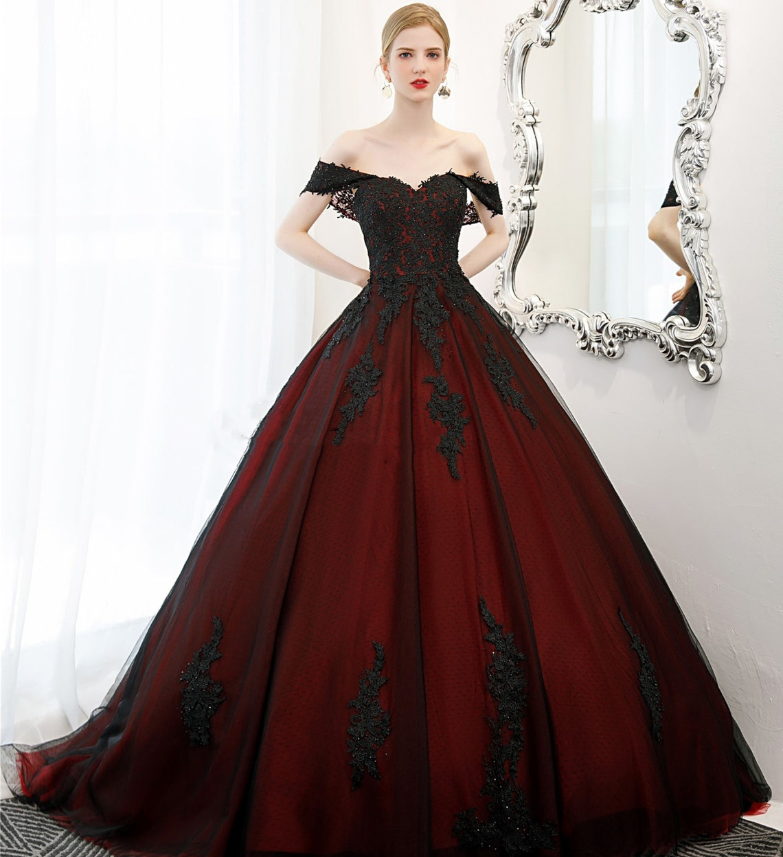 Gothic Black And Red Wedding Dress Lace Applique Beaded Vintage A-Line Bridal Gowns Off The Shoulder V-Neck Bride Dresses Long Plus Size Robe De Marie