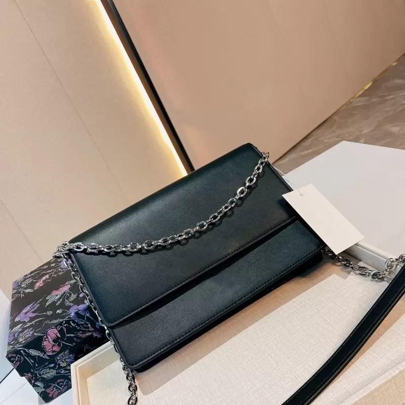 5A+High Quality Designer bag Cross Body Clutch Purse Shoulder bags Handbags Women Silver Chain Genuine Leather With original box size 24 16 cm Different colors
5A+High Quality Designer bag Cross Body Clutch Purse Shoulder bags Handbags Women Silver Chain Genuine Leather With original box size 24 16 cm Different colors