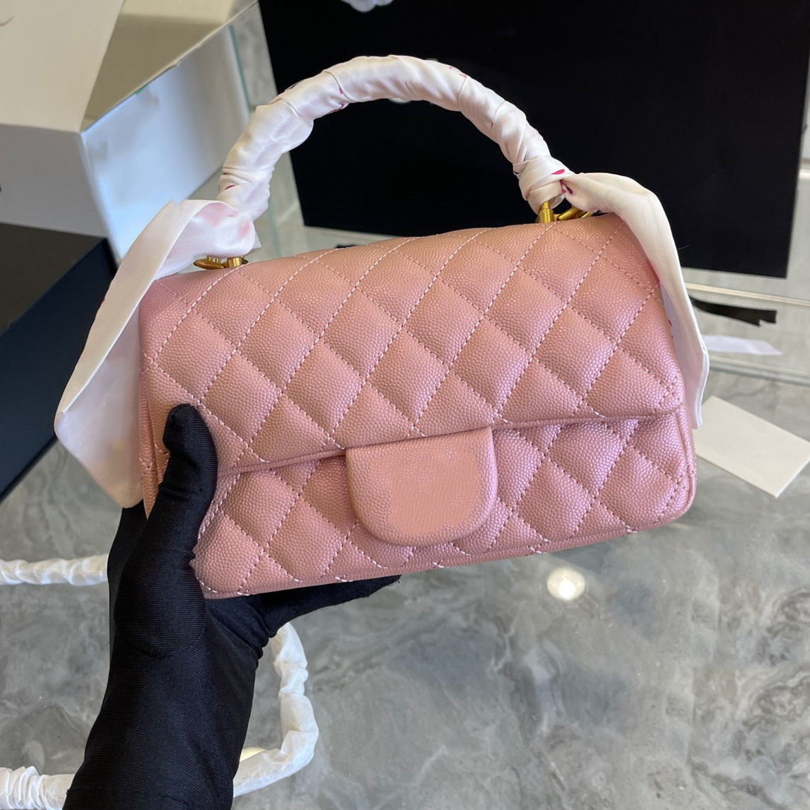 2022Ss Pearl Caviar Mini Totes Bags Lambskin Handle With Ribbon Classic Quilted Check Metal Chain Shoulder Crossbody Designer Luxury Ladies, Box
2022Ss Pearl Caviar Mini Totes Bags Lambskin Handle With Ribbon Classic Quilted Check Metal Chain Shoulder Crossbody Designer Luxury Ladies, Box