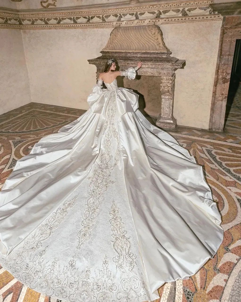Luxury Arabic Dubai Ball Gown Wedding Dresses Lace Strapless Vestido de Noiva Satin Long Sleeve Beads Bridal Gowns