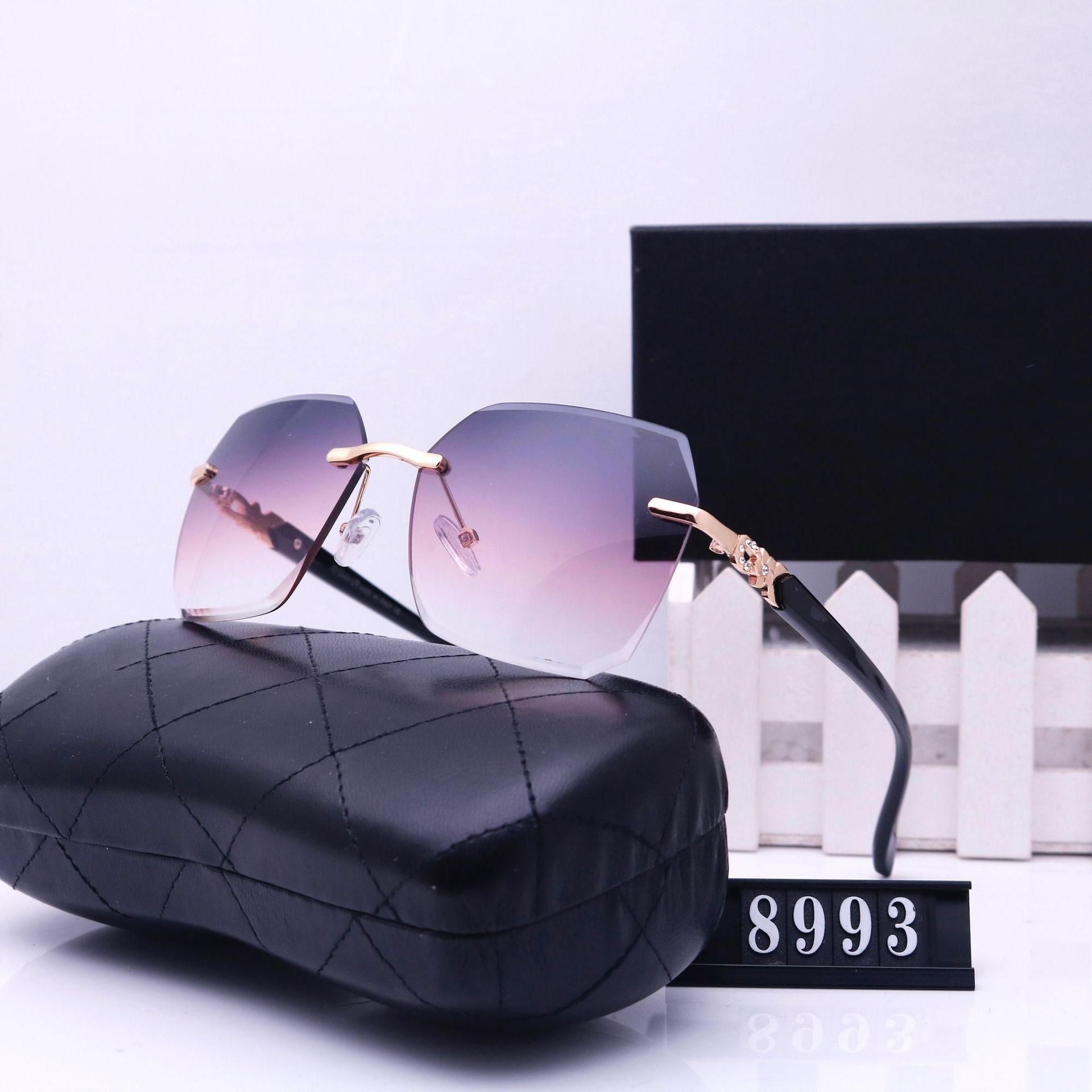 Designer Sunglasses for men and women street shooting C sunglasses travel fashion glass 6 Color Glasses 8993 With box
Designer Sunglasses for men and women street shooting C sunglasses travel fashion glass 6 Color Glasses 8993 With box